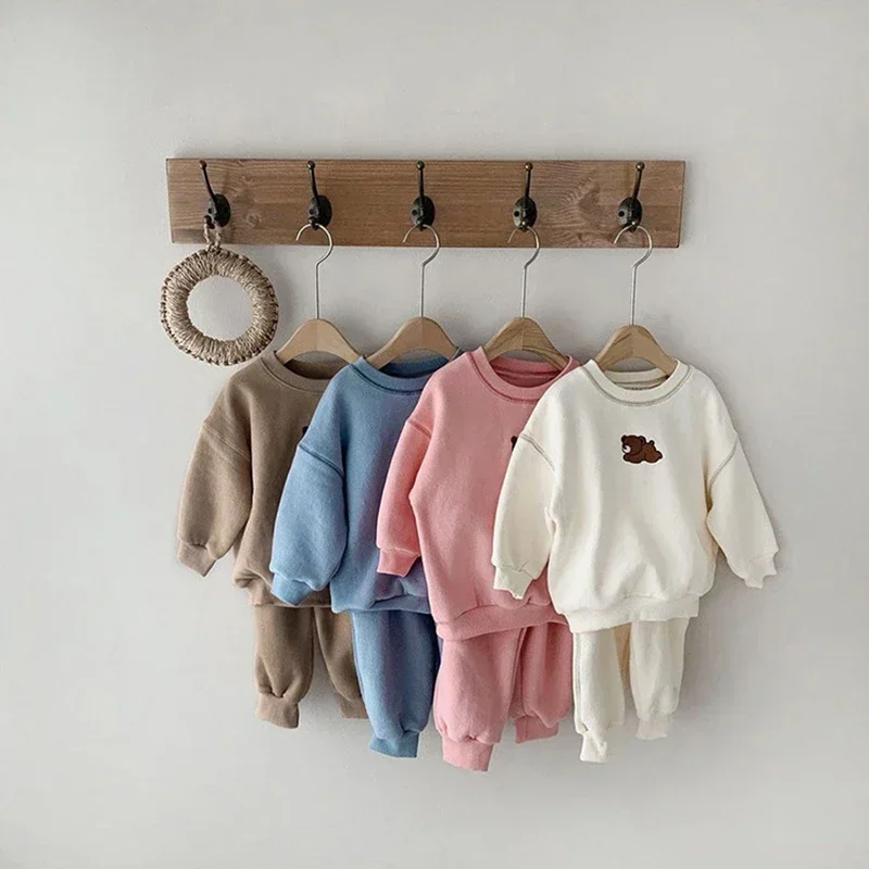 2025 Spring Autumn Kids Tracksuit Set Cartoon Bear Embroidered Sweatshirt & Pants 2Pcs Boys Girls Casual Sportswear
2025 Spring Autumn Kids Tracksuit Set Cartoon Bear Embroidered Sweatshirt & Pants 2Pcs Boys Girls Casual Sportswear