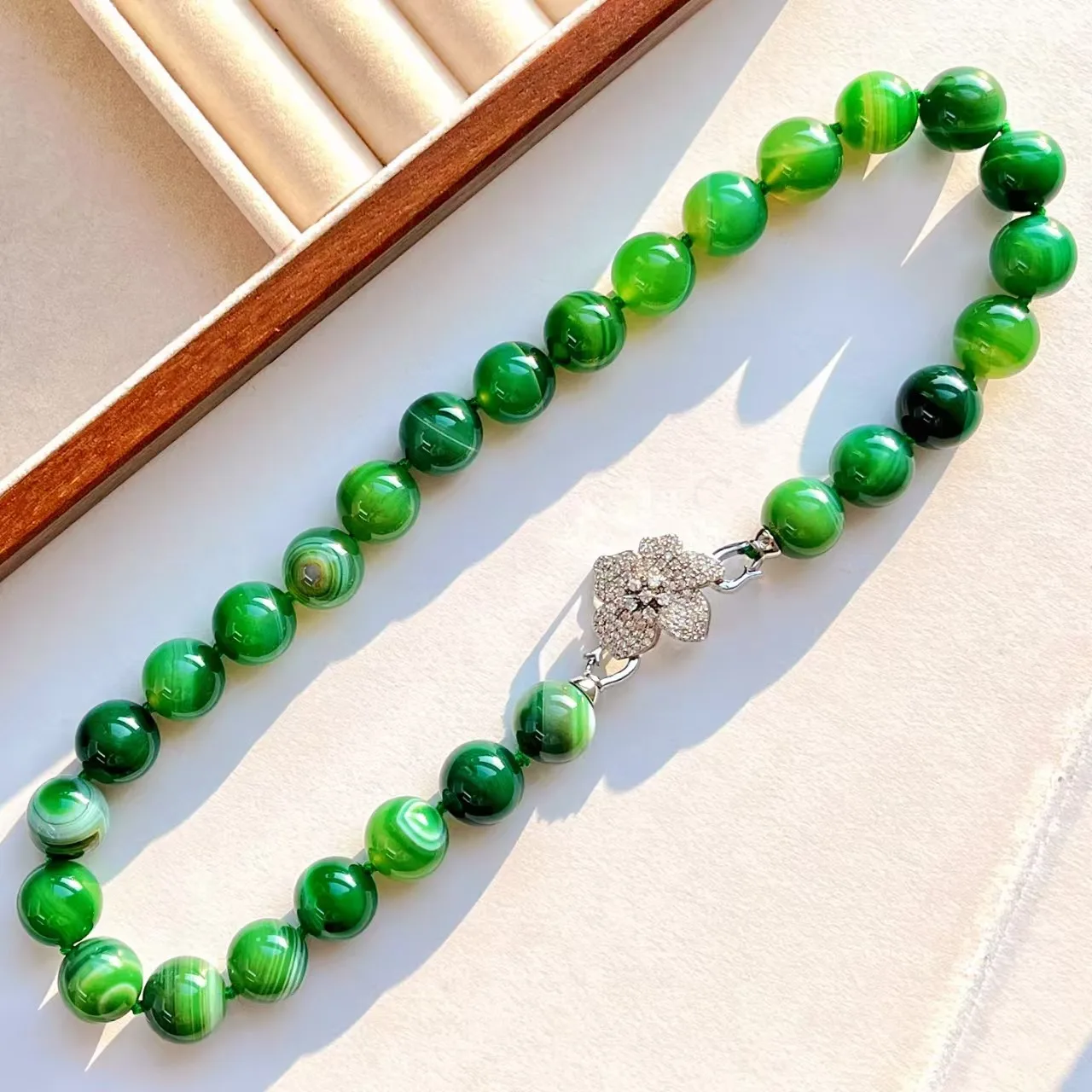 12Mm new retro high-quality natural chalcedony collarbone chain necklace 18 inches
12Mm new retro high-quality natural chalcedony collarbone chain necklace 18 inches