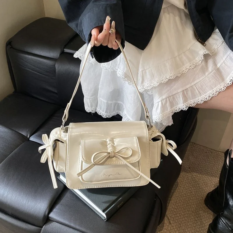 Vintage Unique Crossbody Bag Women With High-End Leather Large Capacity Fashionable Design And Simple Letter Logo
Vintage Unique Crossbody Bag Women With High-End Leather Large Capacity Fashionable Design And Simple Letter Logo