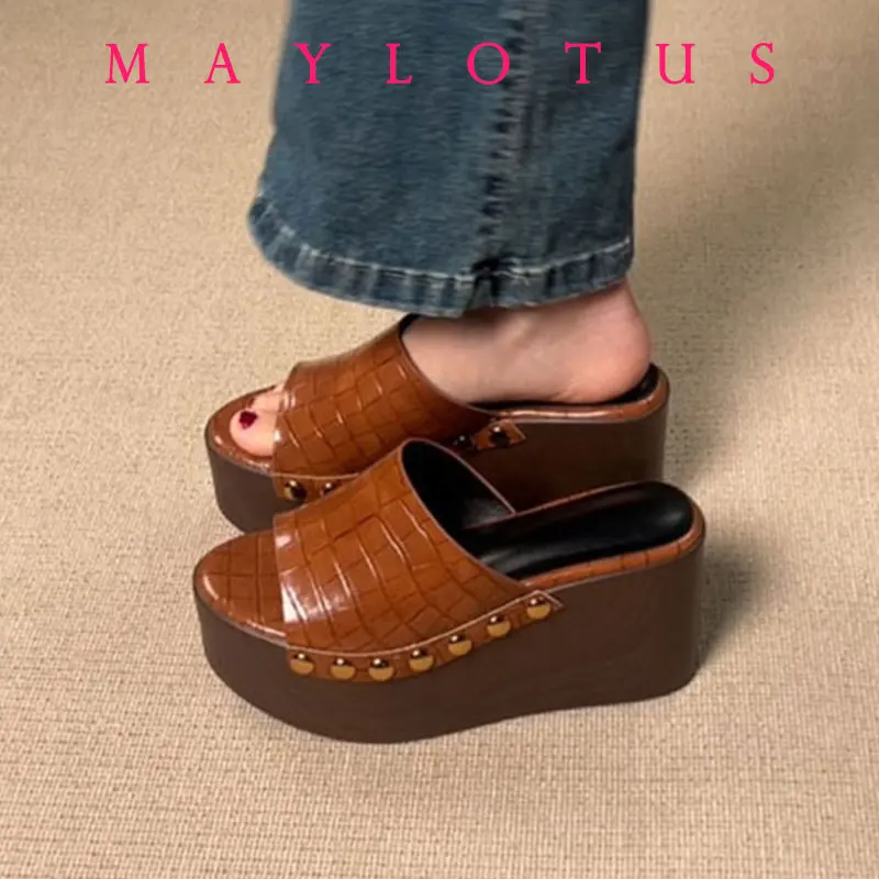Size 34-42 Summer Platform Sandals Women Outdoor Slides Slipper Vintage Rivets High Heels Wedges Shoes
Size 34-42 Summer Platform Sandals Women Outdoor Slides Slipper Vintage Rivets High Heels Wedges Shoes