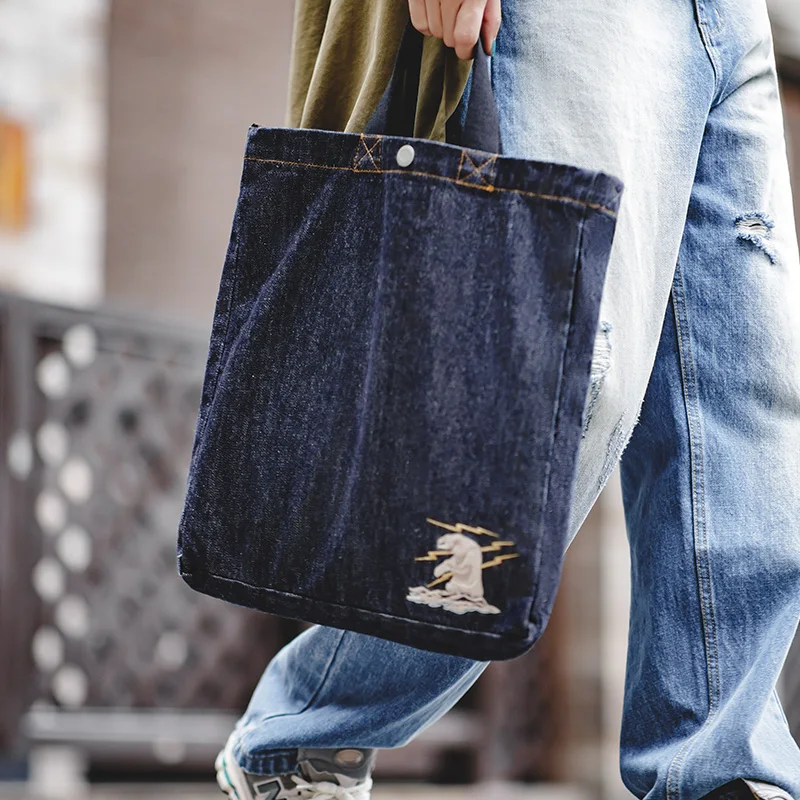 Женская джинсовая сумка через плечо Maden в стиле ретро, 14 унций, джинсовая сумка с вышивкой, большая вместительная портативная плоская сумка-тоут для повседневной одежды
Женская джинсовая сумка через плечо Maden в стиле ретро, 14 унций, джинсовая сумка с вышивкой, большая вместительная портативная плоская сумка-тоут для повседневной одежды