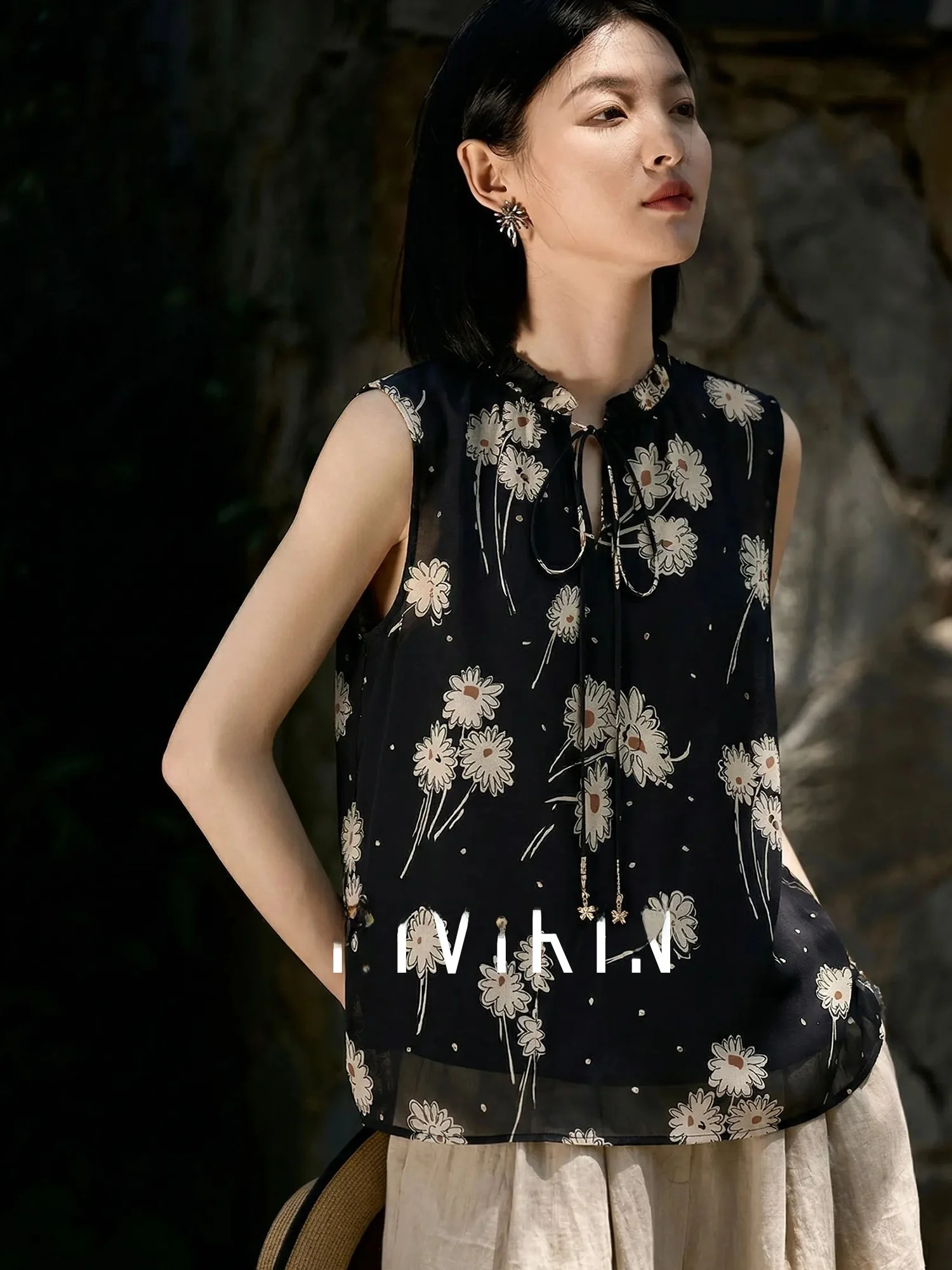 Elegant Pure Cotton Sleeveless Stand Collar Black Print Shirt Women Summer Loose Slimming High-End Feeling Youthful Top
Elegant Pure Cotton Sleeveless Stand Collar Black Print Shirt Women Summer Loose Slimming High-End Feeling Youthful Top