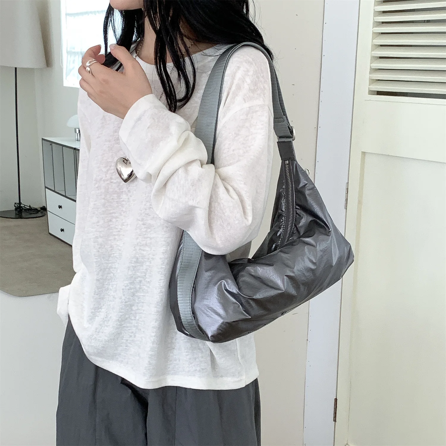 Korean Simple Glossy Shoulder Bag For Women Summer New Casual Fashion Commute Vesatile Solid Color Female Crossbody Bags
Korean Simple Glossy Shoulder Bag For Women Summer New Casual Fashion Commute Vesatile Solid Color Female Crossbody Bags