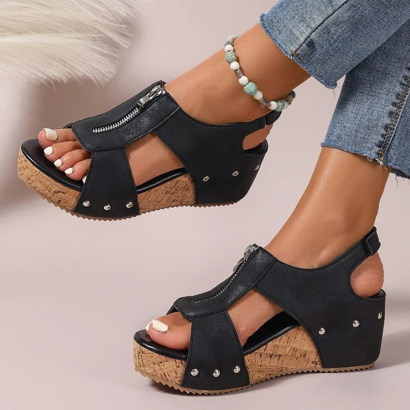 Wedge Heel Sandals for Women Summer Lightweight Outdoor Heightening Thick Platform Sandals for Women Embellished with Rivets
Wedge Heel Sandals for Women Summer Lightweight Outdoor Heightening Thick Platform Sandals for Women Embellished with Rivets