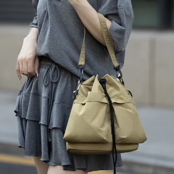 New Version of Fashion Casual Drawstring Women's Bag, Large-capacity Nylon Handbag, Fitness Casual Shoulder Oblique Span Bag
New Version of Fashion Casual Drawstring Women's Bag, Large-capacity Nylon Handbag, Fitness Casual Shoulder Oblique Span Bag