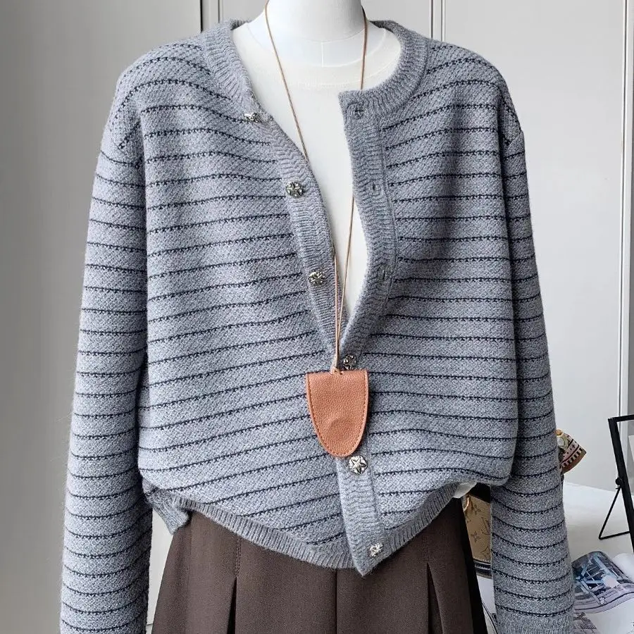 2026 French Striped Knit Cardigan Women's Autumn New Loose Casual Overcoats Female Korean Long Sleeve Sweater Jackets U210
2026 French Striped Knit Cardigan Women's Autumn New Loose Casual Overcoats Female Korean Long Sleeve Sweater Jackets U210