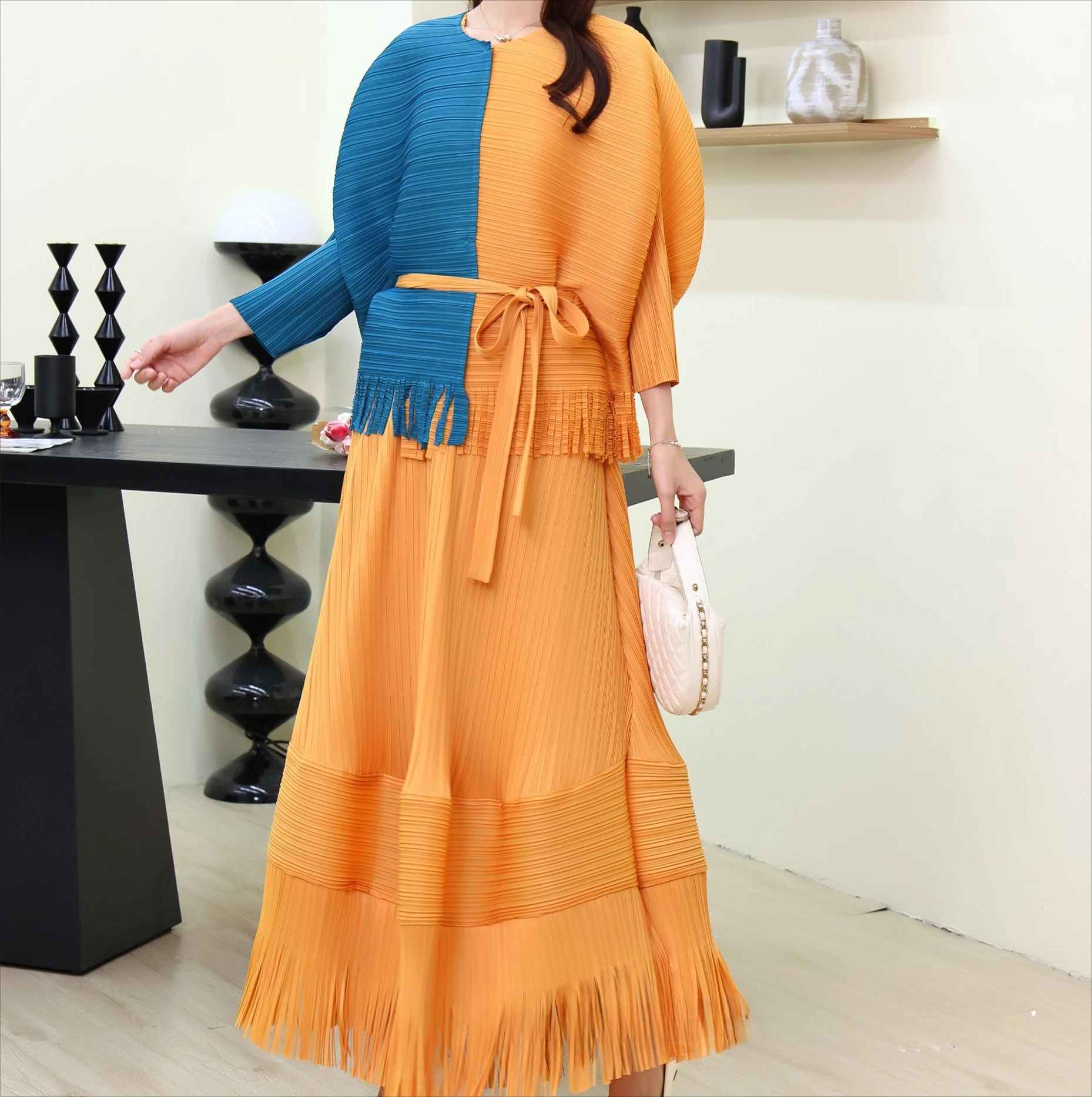 2025 Miyake Folds Spring New Contrasting Color Splicing Set Easy Fashion Tassel Premium Folds Long Dress Lace-up Two-piece Set
2025 Miyake Folds Spring New Contrasting Color Splicing Set Easy Fashion Tassel Premium Folds Long Dress Lace-up Two-piece Set