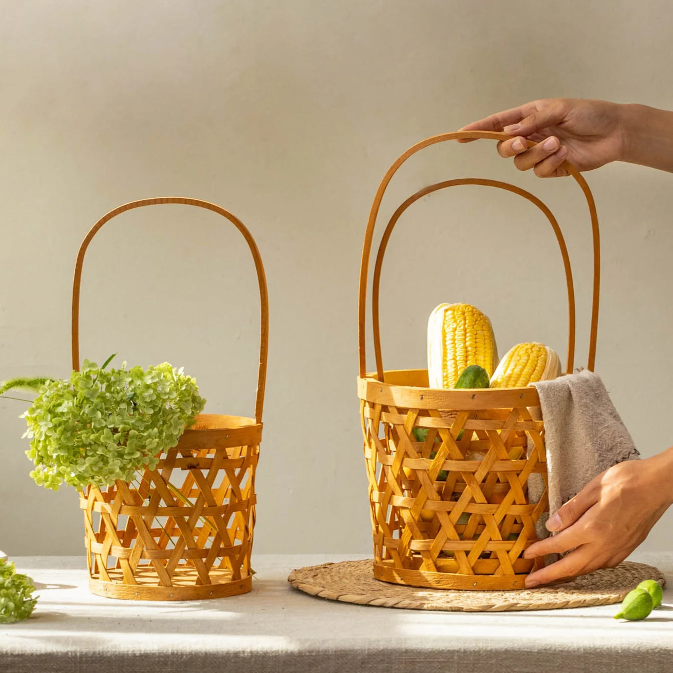 Creative Woven Portable Storage Basket Tableware Storage Basket Home Hotel Living Room Flower Basket Desktop Decoration Ornament
Creative Woven Portable Storage Basket Tableware Storage Basket Home Hotel Living Room Flower Basket Desktop Decoration Ornament