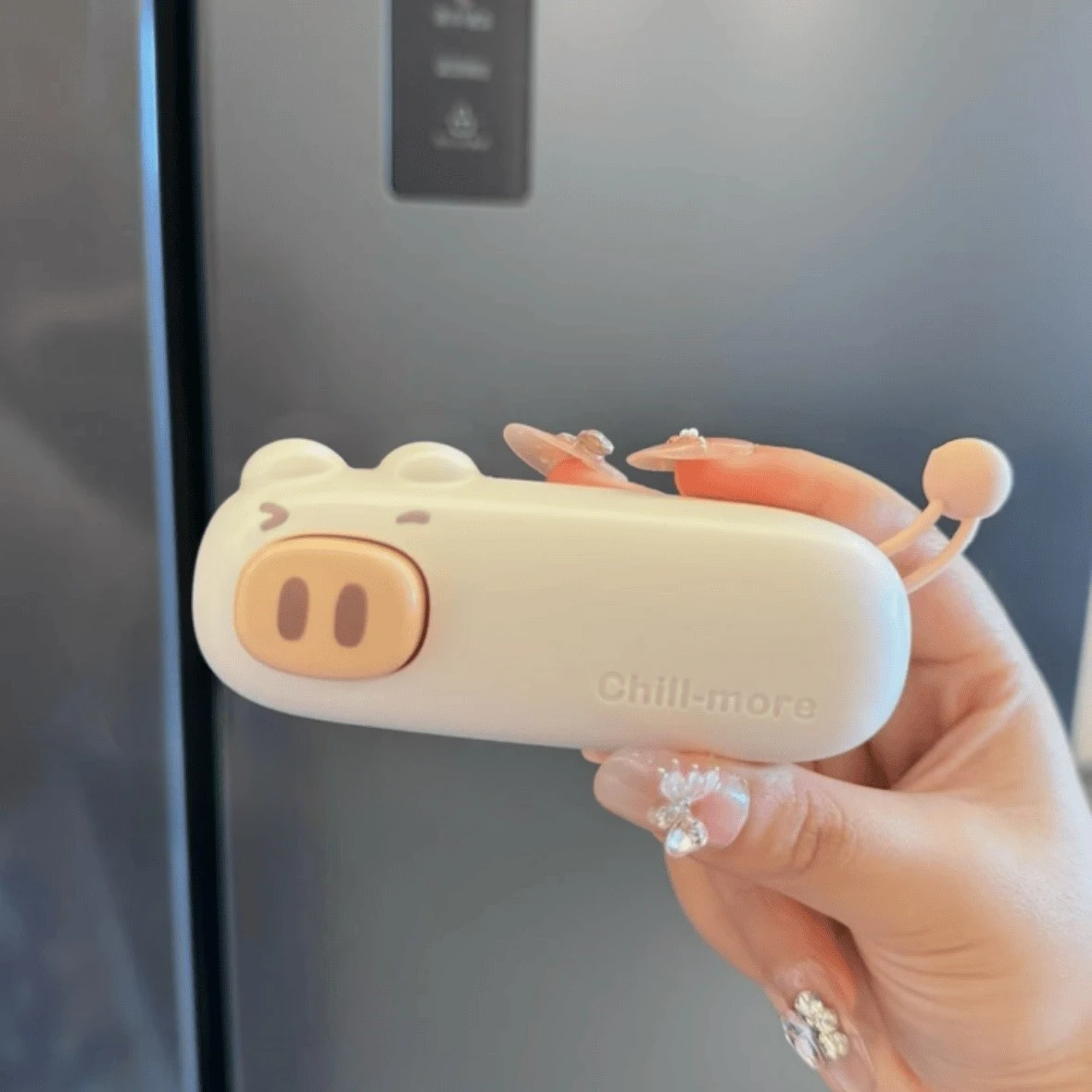 Cute little pig mini handheld portable magnetic suction can be used as a refrigerator sticker packaging bag plastic sealing
Cute little pig mini handheld portable magnetic suction can be used as a refrigerator sticker packaging bag plastic sealing