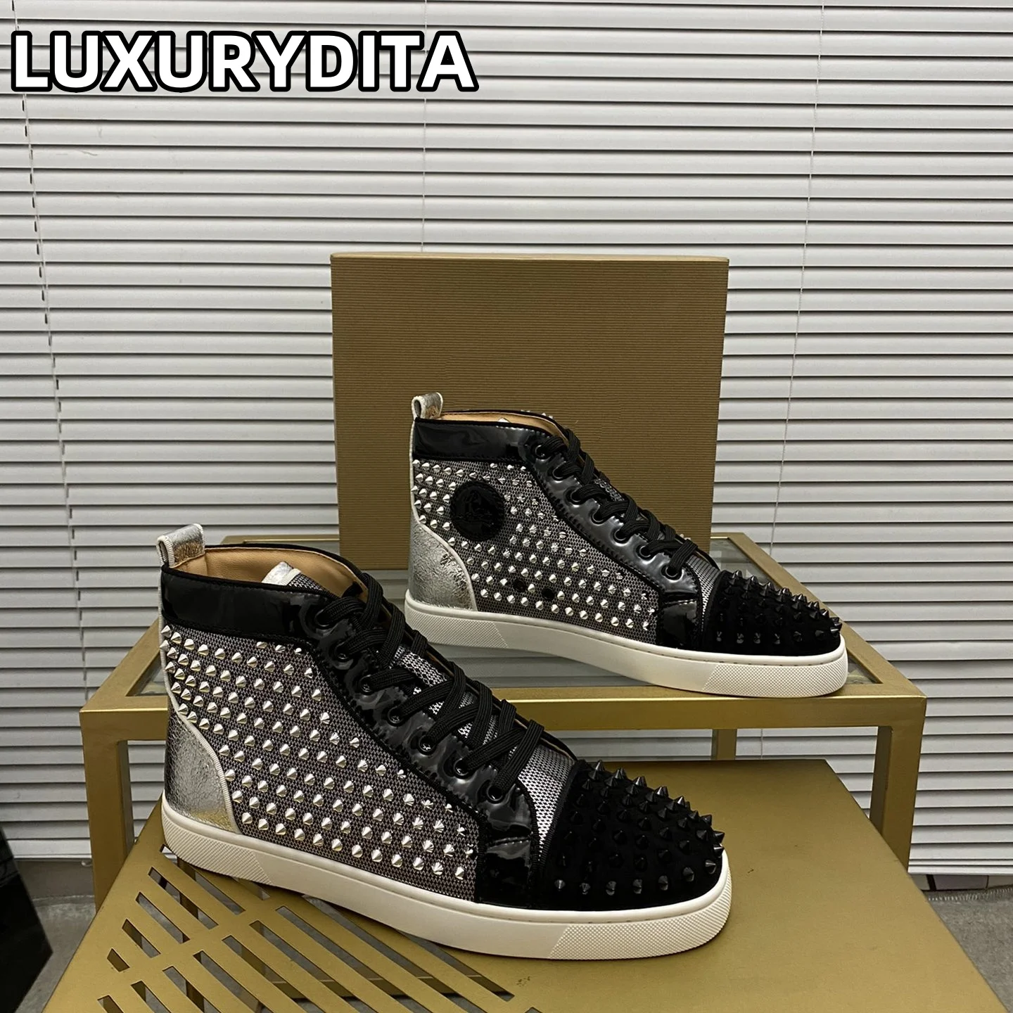 Top Quality Womens Trendy Casual Tennis Shoes Luxury Mens Real Leather Sneakers 35-48 Designr Rivet Red Soled Lovers Shoes M0044
Top Quality Womens Trendy Casual Tennis Shoes Luxury Mens Real Leather Sneakers 35-48 Designr Rivet Red Soled Lovers Shoes M0044