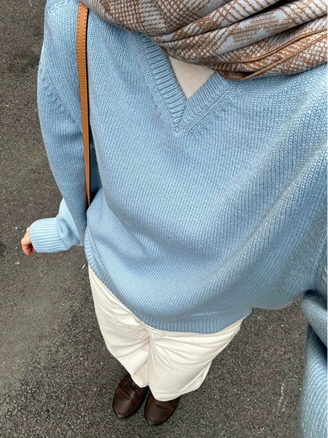 Korean Style Loose Knitted Bear Fur Sweater Women's Autumn Winter V-neck Soft Blue Comfortable Breathable Long Sleeve Top
Korean Style Loose Knitted Bear Fur Sweater Women's Autumn Winter V-neck Soft Blue Comfortable Breathable Long Sleeve Top