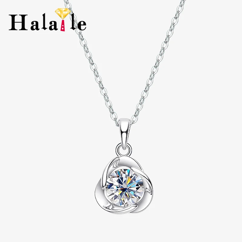 Ожерелье Halaile D цвета с муассанитом из стерлингового серебра S925 с подвеской в виде клевера и цепочкой GRA, ювелирные изделия, подарок на день рождения для женщин
Ожерелье Halaile D цвета с муассанитом из стерлингового серебра S925 с подвеской в виде клевера и цепочкой GRA, ювелирные изделия, подарок на день рождения для женщин