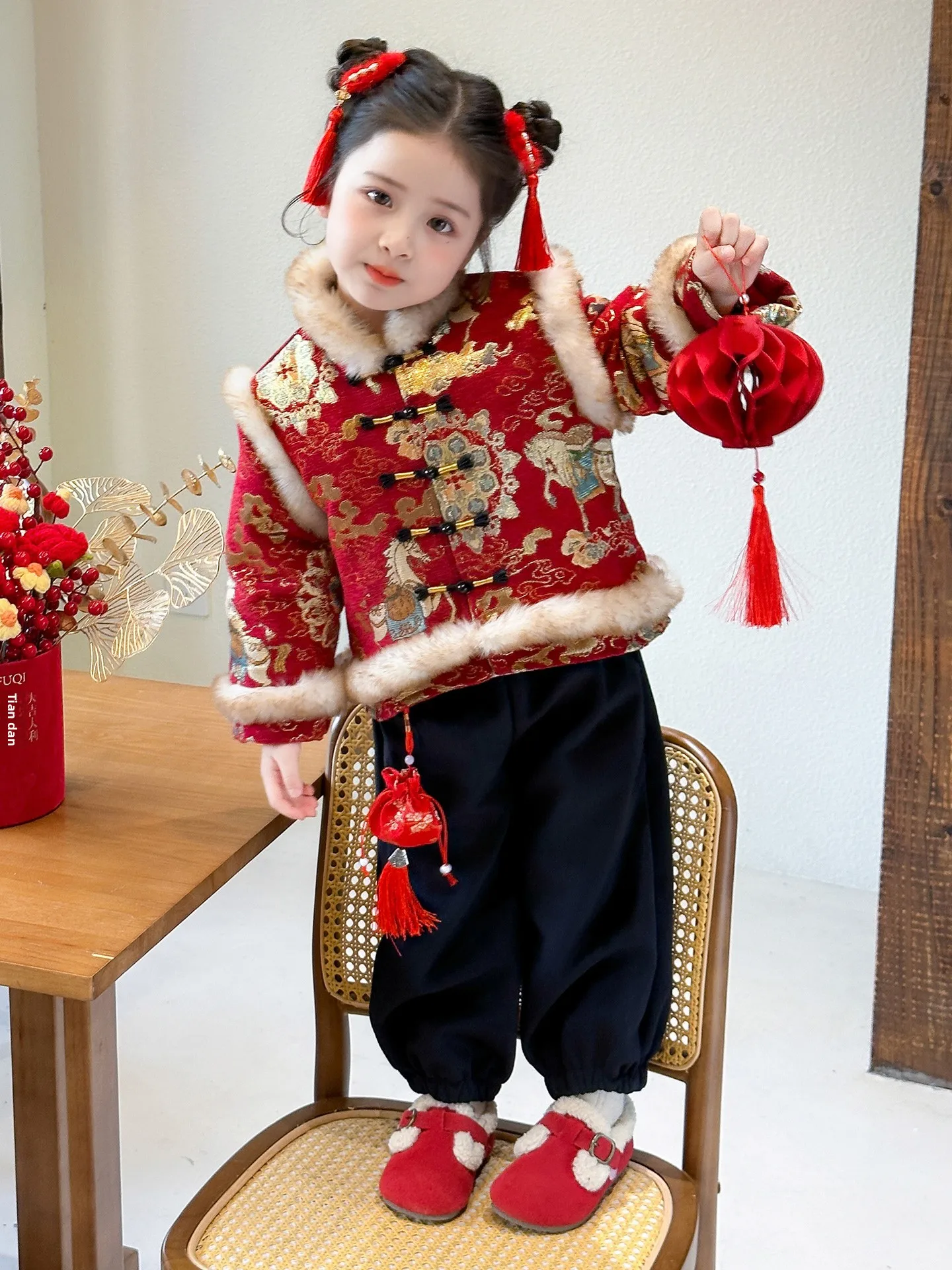 Костюм Thiened Tang, детская одежда для выступлений, новогодняя одежда для девочек, зимняя одежда, традиционный китайский хлопковый ансамбль...
Костюм Thiened Tang, детская одежда для выступлений, новогодняя одежда для девочек, зимняя одежда, традиционный китайский хлопковый ансамбль...