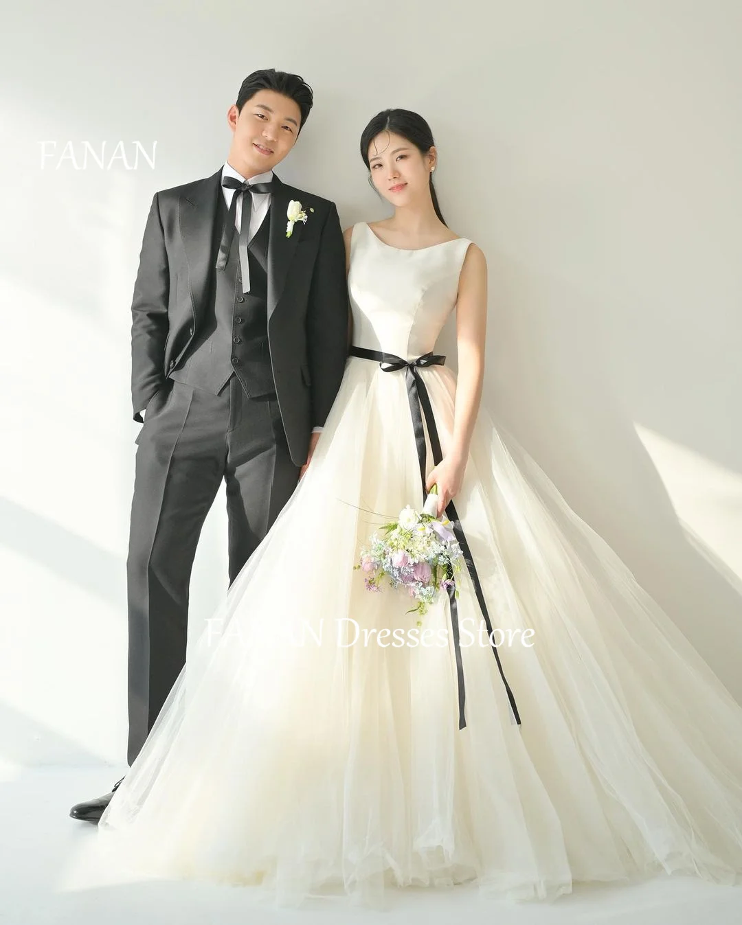 FANAN Boat Neck Korea Princess Tulle Ivory Elegant Wedding Dresses Sleeveless 웨딩드레스 Custom Made Bride Gowns Plus Size
FANAN Boat Neck Korea Princess Tulle Ivory Elegant Wedding Dresses Sleeveless 웨딩드레스 Custom Made Bride Gowns Plus Size