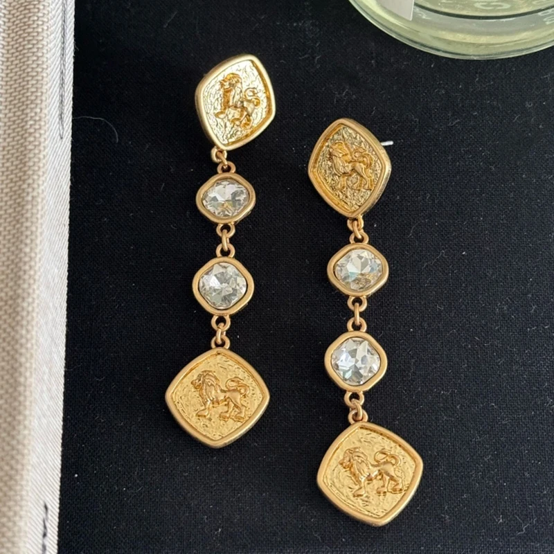 Golden Lion coin Stud Earrings Elegant mid-length Western French luxury pendant long stud earrings
Golden Lion coin Stud Earrings Elegant mid-length Western French luxury pendant long stud earrings