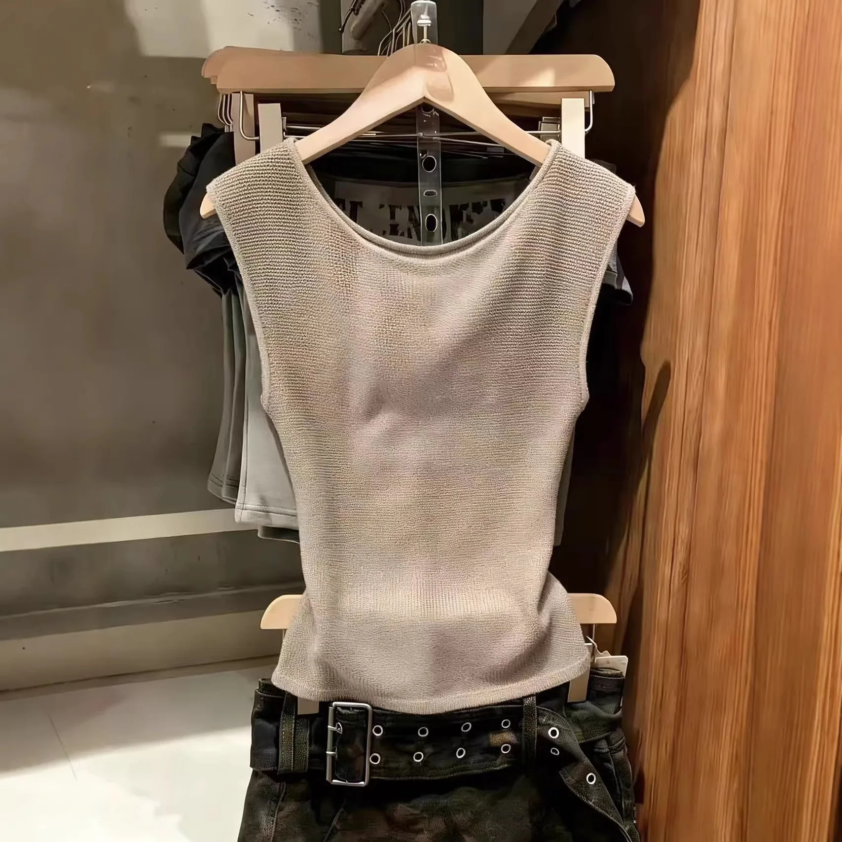 2026 Spring and Summer New Temperament Personality Fashion Shoulder Knitted Top Asymmetrical Short-sleeved T-shirt Women's Top
2026 Spring and Summer New Temperament Personality Fashion Shoulder Knitted Top Asymmetrical Short-sleeved T-shirt Women's Top