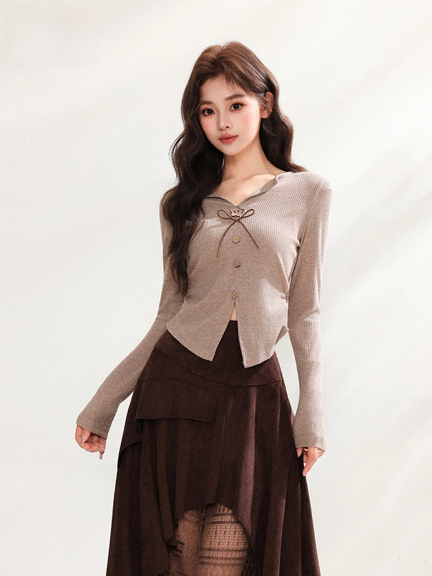 Sweet Style Knot Single Button Knitted Sweater Women's New 2026 Summer Khaki Side Slit Design Top Casual Style
Sweet Style Knot Single Button Knitted Sweater Women's New 2026 Summer Khaki Side Slit Design Top Casual Style