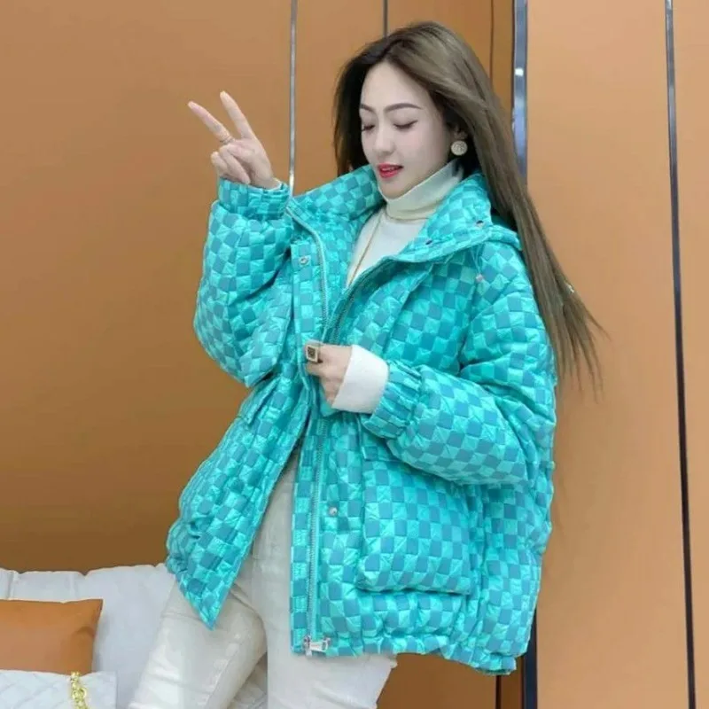 2023 New Women Down Jacket Winter Coat Short Lattice Parkas Loose Thick Warm Outwear Hooded Leisure Time Western Style Overcoat
2023 New Women Down Jacket Winter Coat Short Lattice Parkas Loose Thick Warm Outwear Hooded Leisure Time Western Style Overcoat