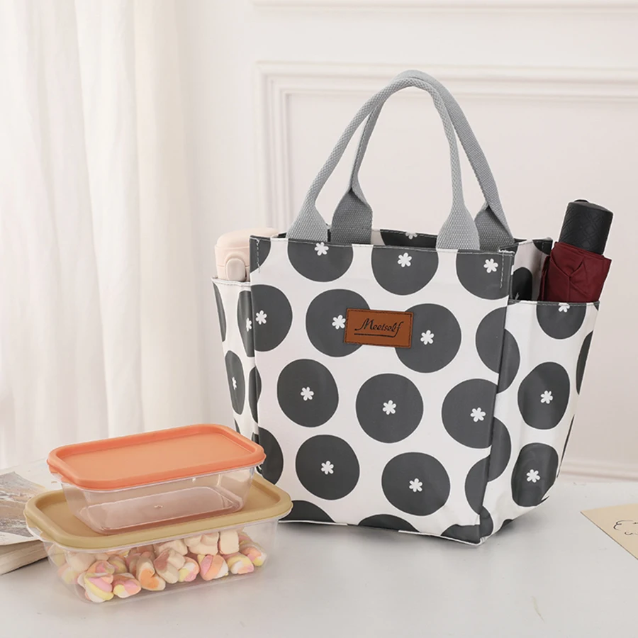 Повседневная портативная уличная сумка из рисовой ткани «Оксфорд», изоляционная сумка для ланча, модная Водонепроницаемая вместительная ручная переноска с обедом
Повседневная портативная уличная сумка из рисовой ткани «Оксфорд», изоляционная сумка для ланча, модная Водонепроницаемая вместительная ручная переноска с обедом