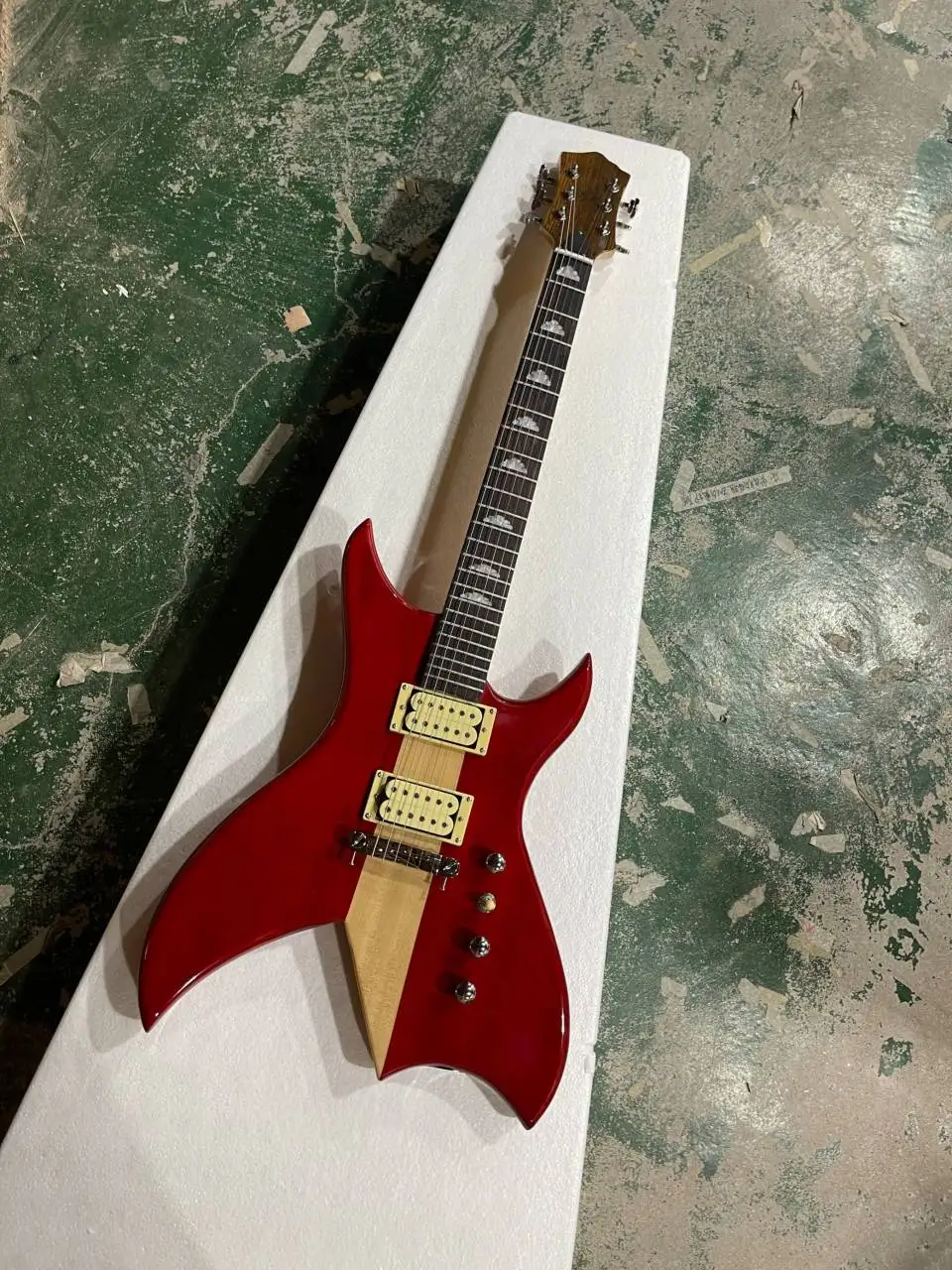 Unusual Shape 6 Strings Electric Guitar with Rosewood Fretboard Chrome Hardware,Special Inlay,Provide customized service
Unusual Shape 6 Strings Electric Guitar with Rosewood Fretboard Chrome Hardware,Special Inlay,Provide customized service