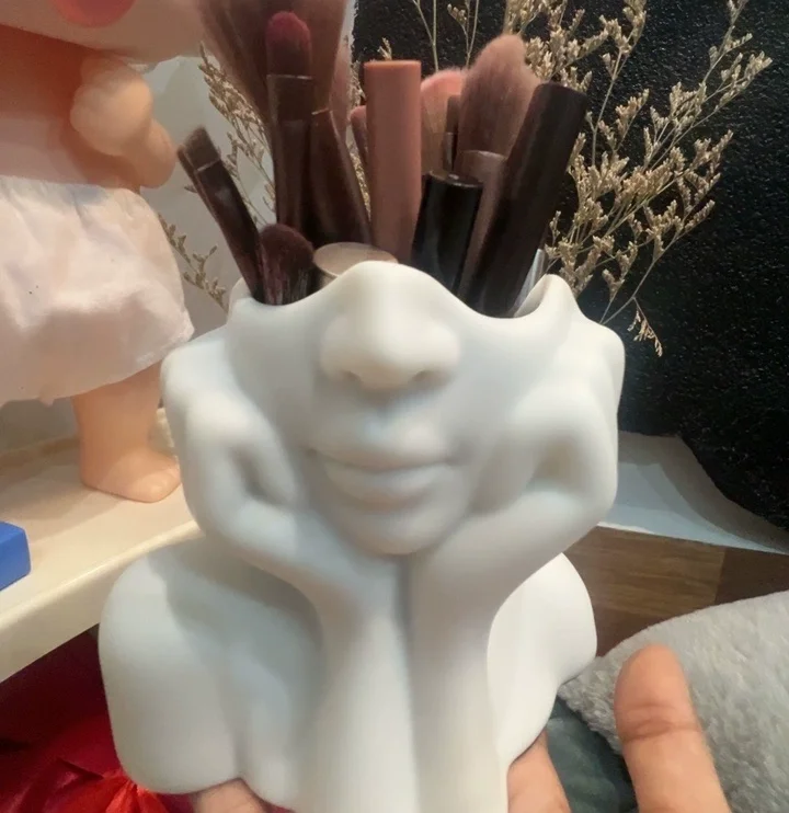 Abstract Facial Styling Makeup Brush Holder Decoration Dressing Table Storage Box Makeup Brush Cup For Lipstick Storage
Abstract Facial Styling Makeup Brush Holder Decoration Dressing Table Storage Box Makeup Brush Cup For Lipstick Storage