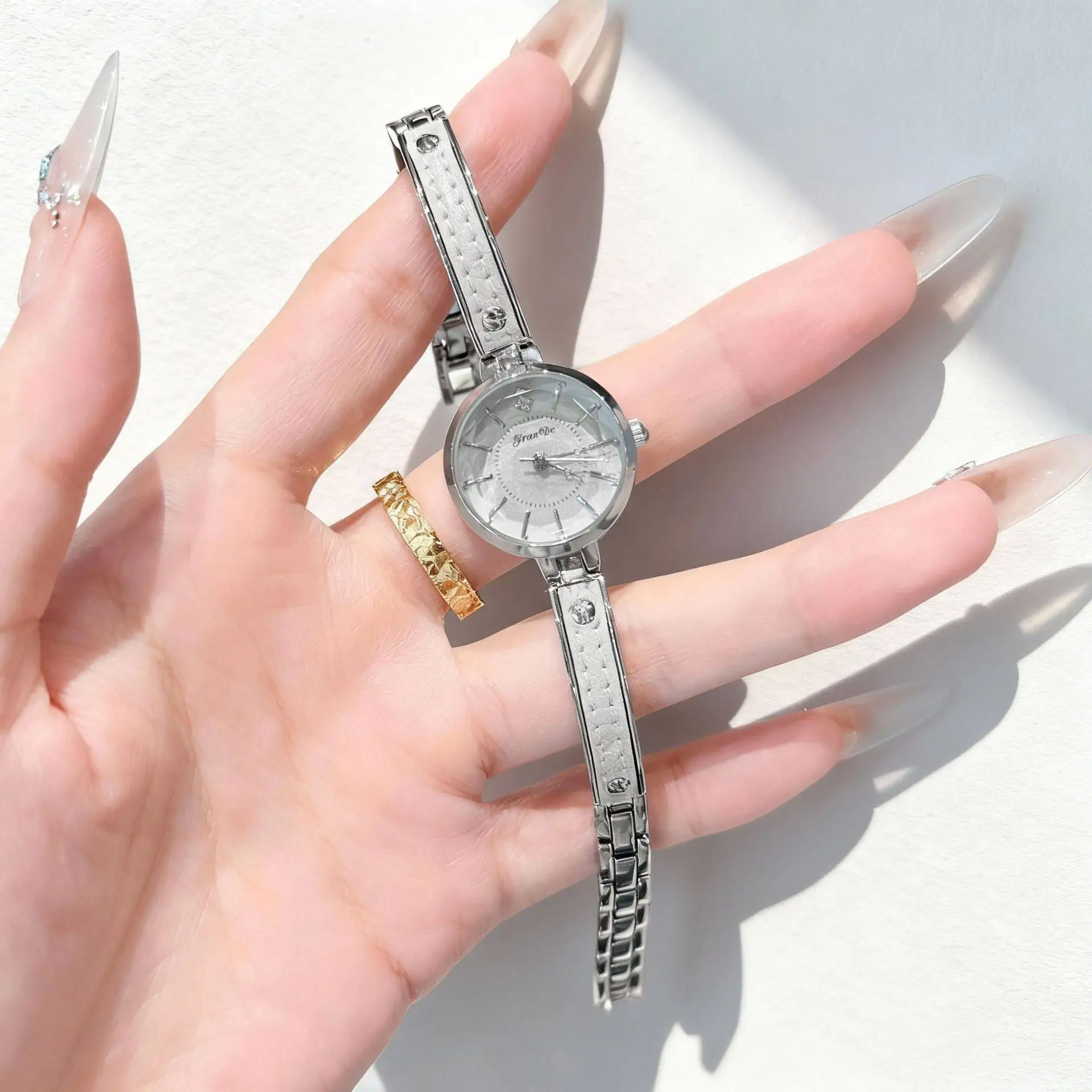 New Women'S Watch, Stylish And Elegant, Perfect For Students And Working Women, A Luxurious And Fashionable Design For 2026.
New Women'S Watch, Stylish And Elegant, Perfect For Students And Working Women, A Luxurious And Fashionable Design For 2026.