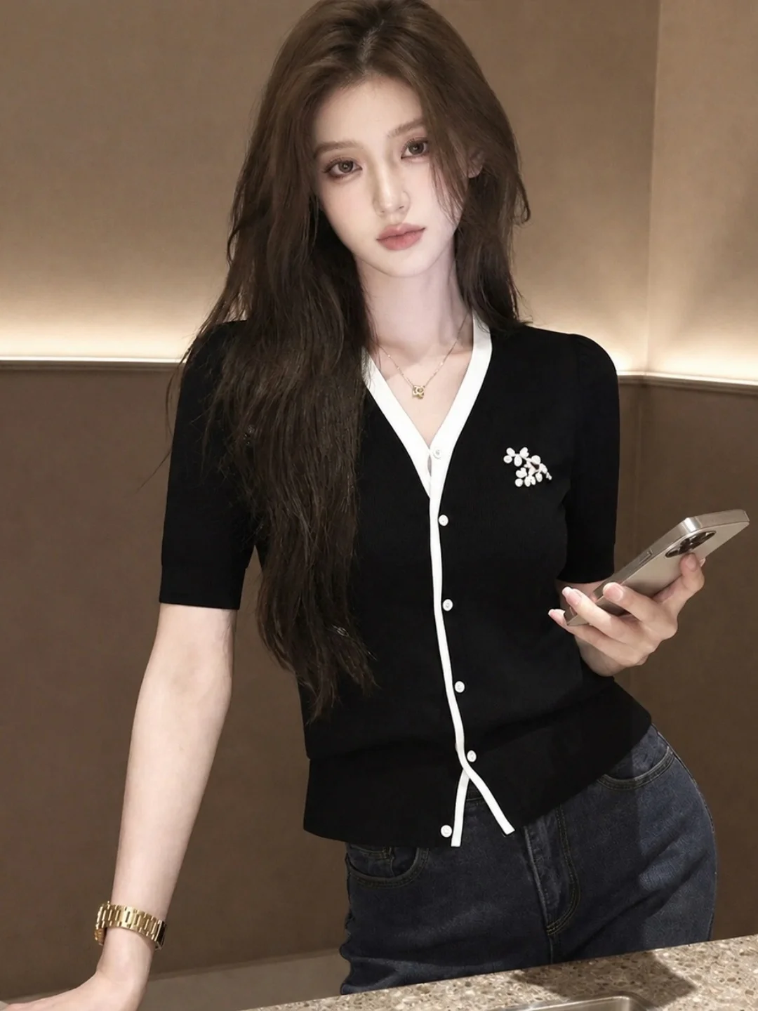 Summer 2026 Women's Slim Fit Ice Silk Knitwear Single Button Color Block Design Fashionable Versatile Short Sleeve V Neck Top
Summer 2026 Women's Slim Fit Ice Silk Knitwear Single Button Color Block Design Fashionable Versatile Short Sleeve V Neck Top
