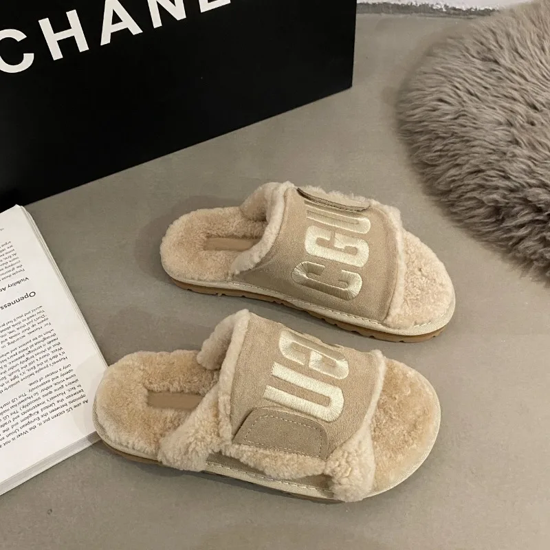 2024 Flat fur brand women's slippers Winter suede warm trendy short plush casual slippers walking furry home flip flops
2024 Flat fur brand women's slippers Winter suede warm trendy short plush casual slippers walking furry home flip flops