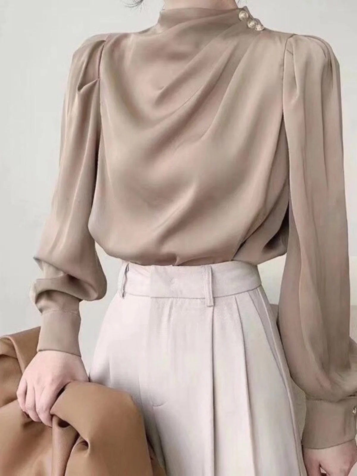 Women's irt Design Sense Retro Hong Kong Sle Satin Acetate Profional Faionable Stand Collar Top for Autumn
Women's irt Design Sense Retro Hong Kong Sle Satin Acetate Profional Faionable Stand Collar Top for Autumn