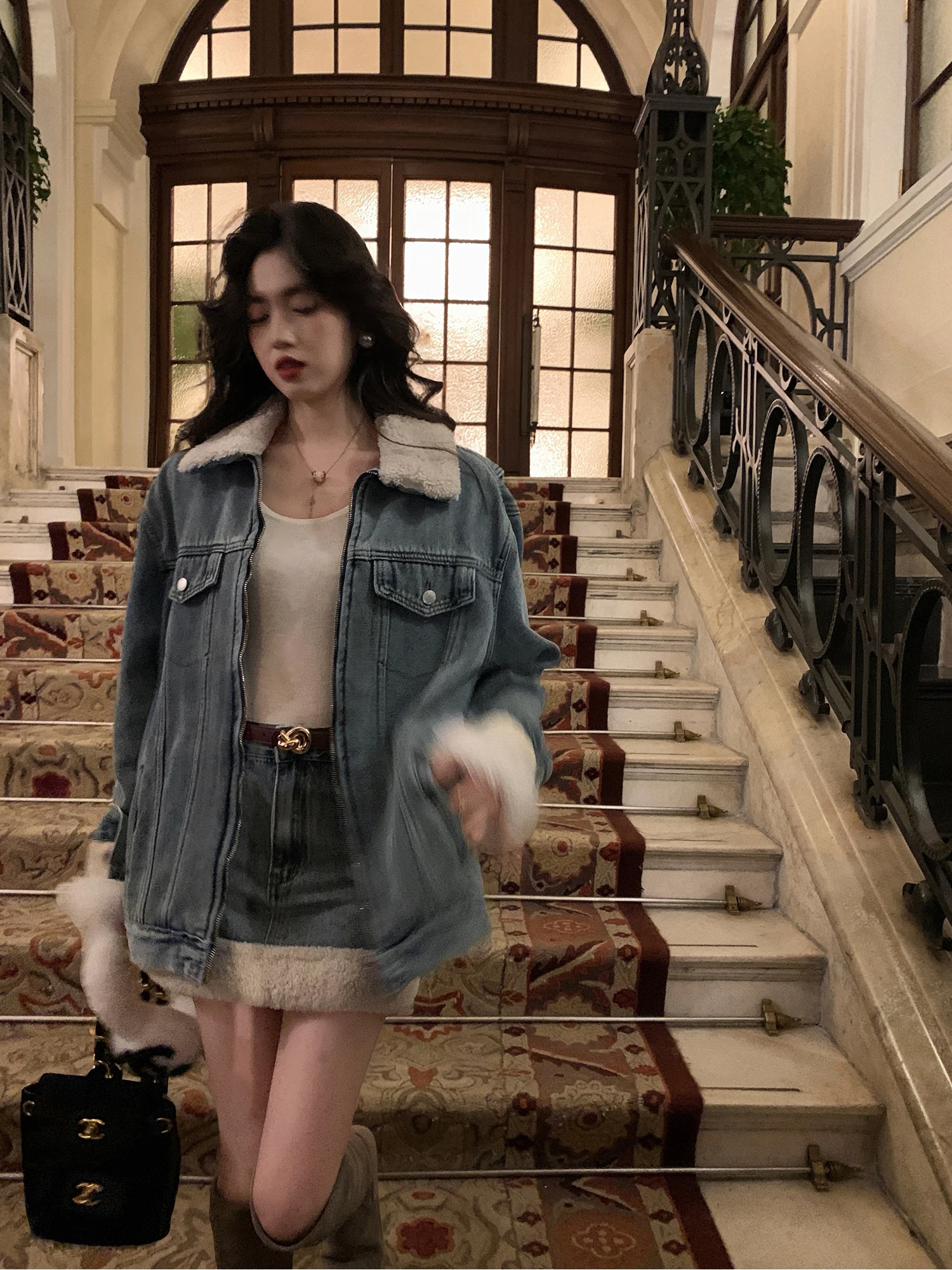 Винтажный комплект Eees: джинсовая куртка с воротником из овчины и подкладкой из флиса, короткая юбка. Утепленный зимний модный женский комплект.
Винтажный комплект Eees: джинсовая куртка с воротником из овчины и подкладкой из флиса, короткая юбка. Утепленный зимний модный женский комплект.