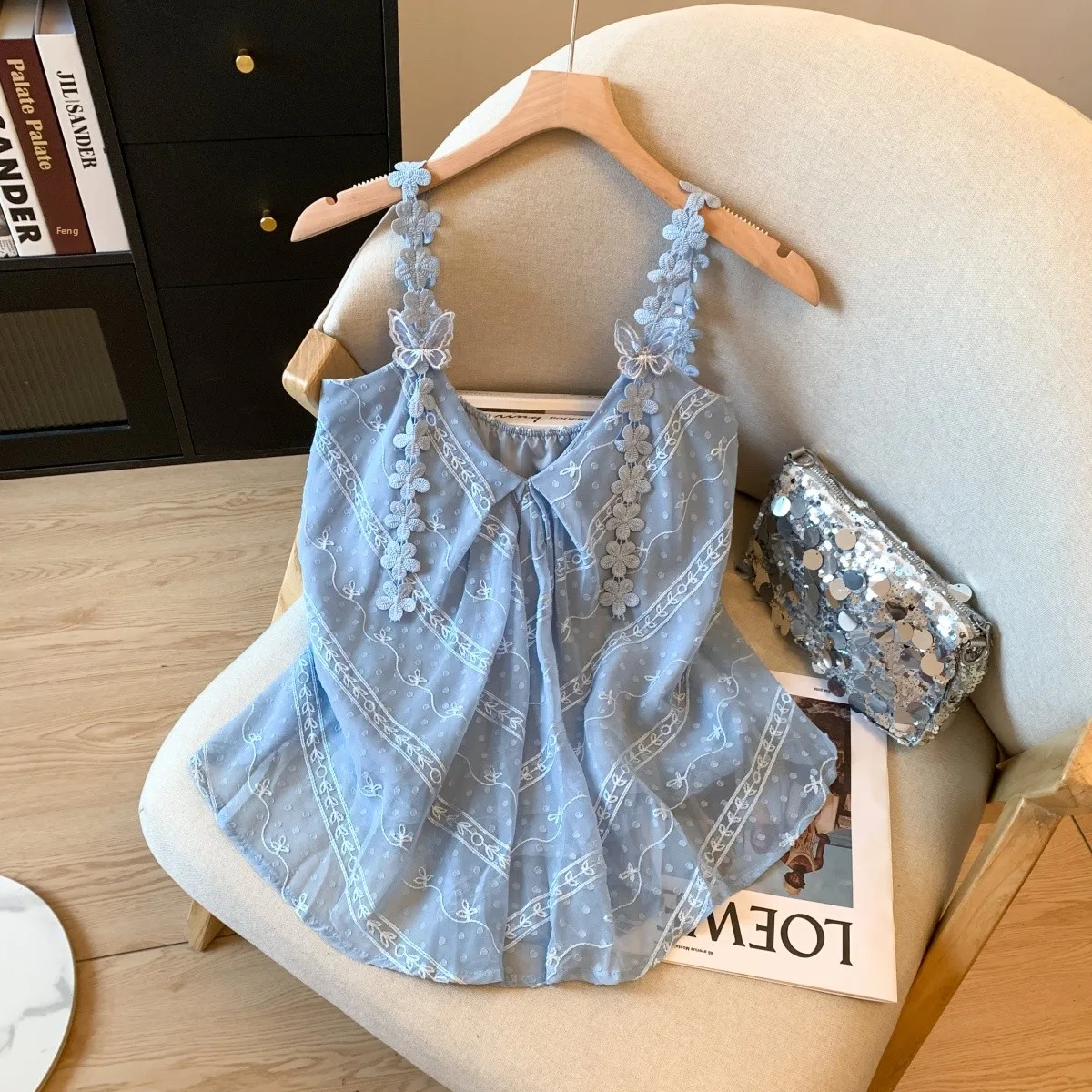 Elegant Blue V-Neck Strapless Top Women's Summer Fashionable Design Sense Sleeveless Small Shirt Upper Body Original Design
Elegant Blue V-Neck Strapless Top Women's Summer Fashionable Design Sense Sleeveless Small Shirt Upper Body Original Design
