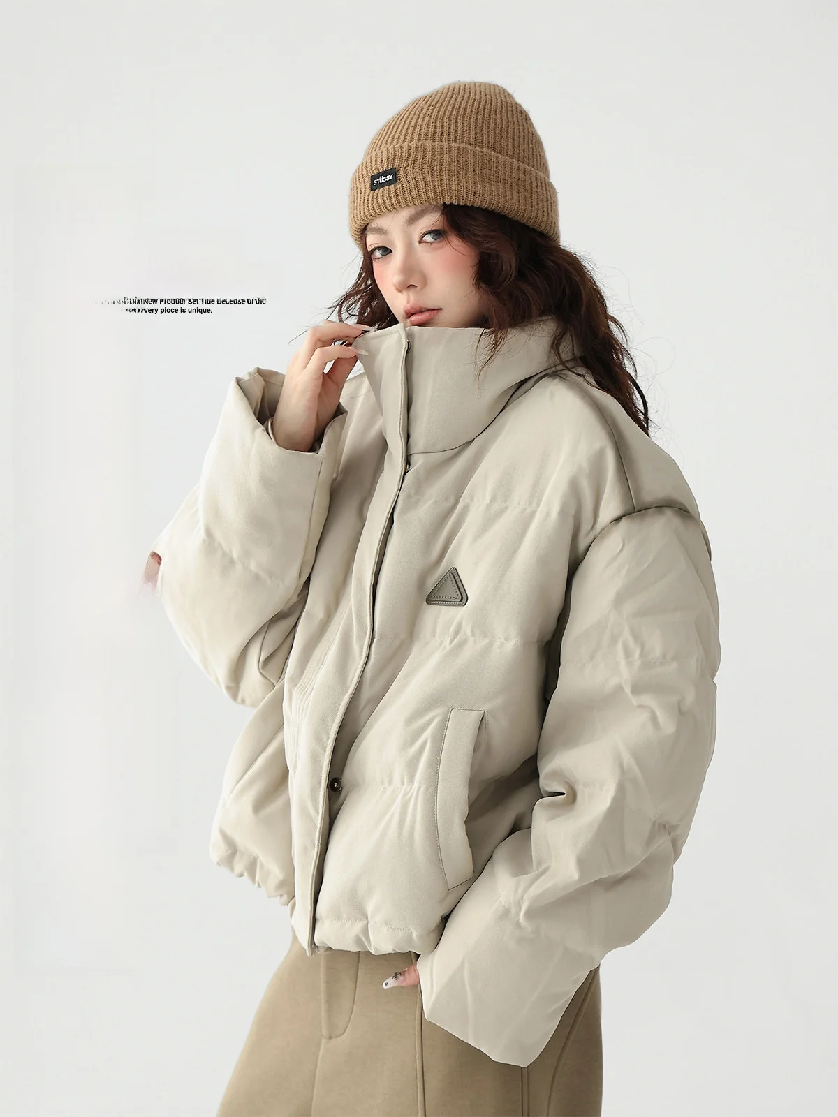 Женская короткая пуховая куртка AceStudios 90% белый пух, воротник-стойка, свободный крой, корейский стиль, теплая куртка-пуховик
Женская короткая пуховая куртка AceStudios 90% белый пух, воротник-стойка, свободный крой, корейский стиль, теплая куртка-пуховик