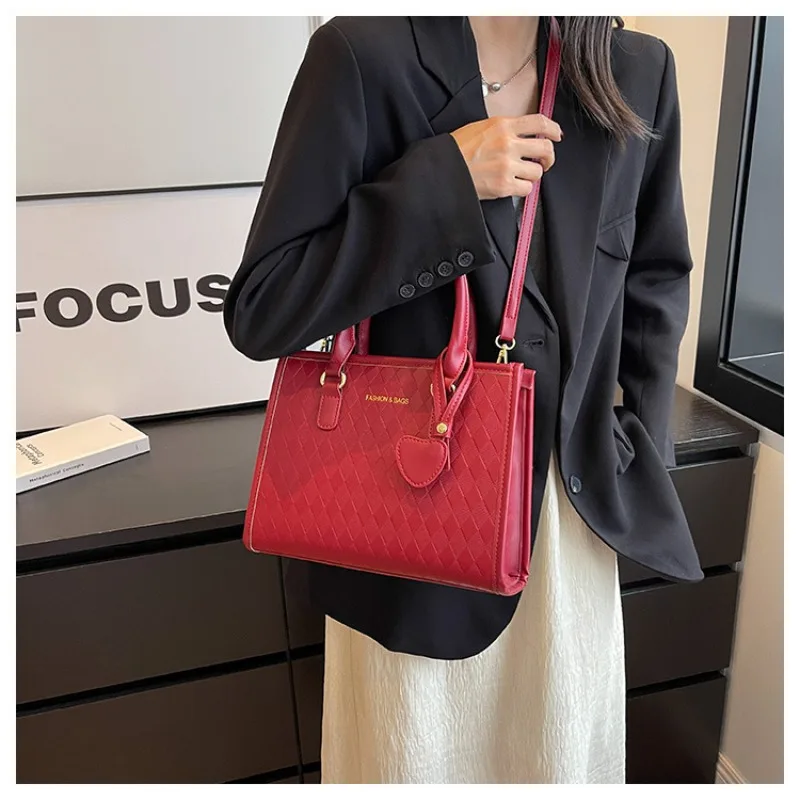 2023 Trendy Fashion New Women's Bag Urban Beauty Crossbody Bag Exquisite Texture Handbag Large Capacity Shoulder Bag Tote Bag
2023 Trendy Fashion New Women's Bag Urban Beauty Crossbody Bag Exquisite Texture Handbag Large Capacity Shoulder Bag Tote Bag