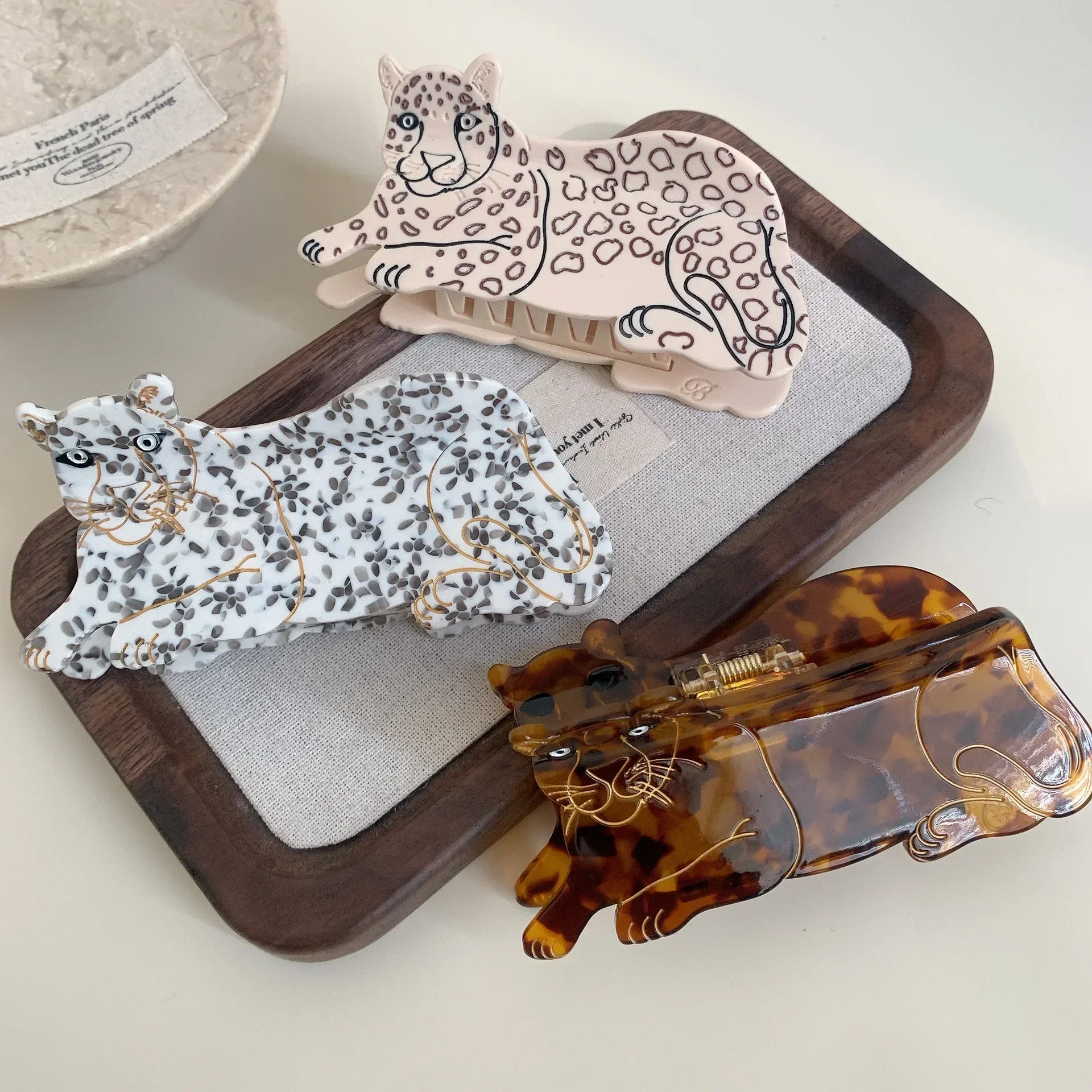 DS Cartoon Animal Series Jaguar Hair Claw Acetate Claw Clips Winter Leopard Print Crab Hair Clips Hair Accessories for Women
DS Cartoon Animal Series Jaguar Hair Claw Acetate Claw Clips Winter Leopard Print Crab Hair Clips Hair Accessories for Women