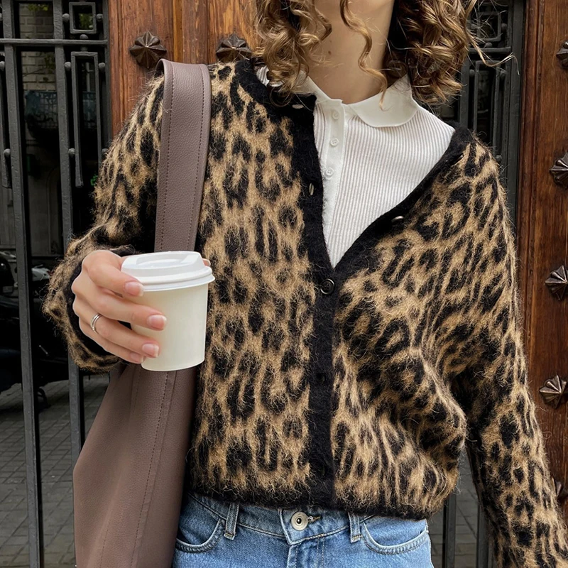 Soft Wool Single Breasted Knitted Cardigan Elegant Women O Neck Long Sleeve Loose Jumper Winter New Casual Leopard Print Sweater
Soft Wool Single Breasted Knitted Cardigan Elegant Women O Neck Long Sleeve Loose Jumper Winter New Casual Leopard Print Sweater