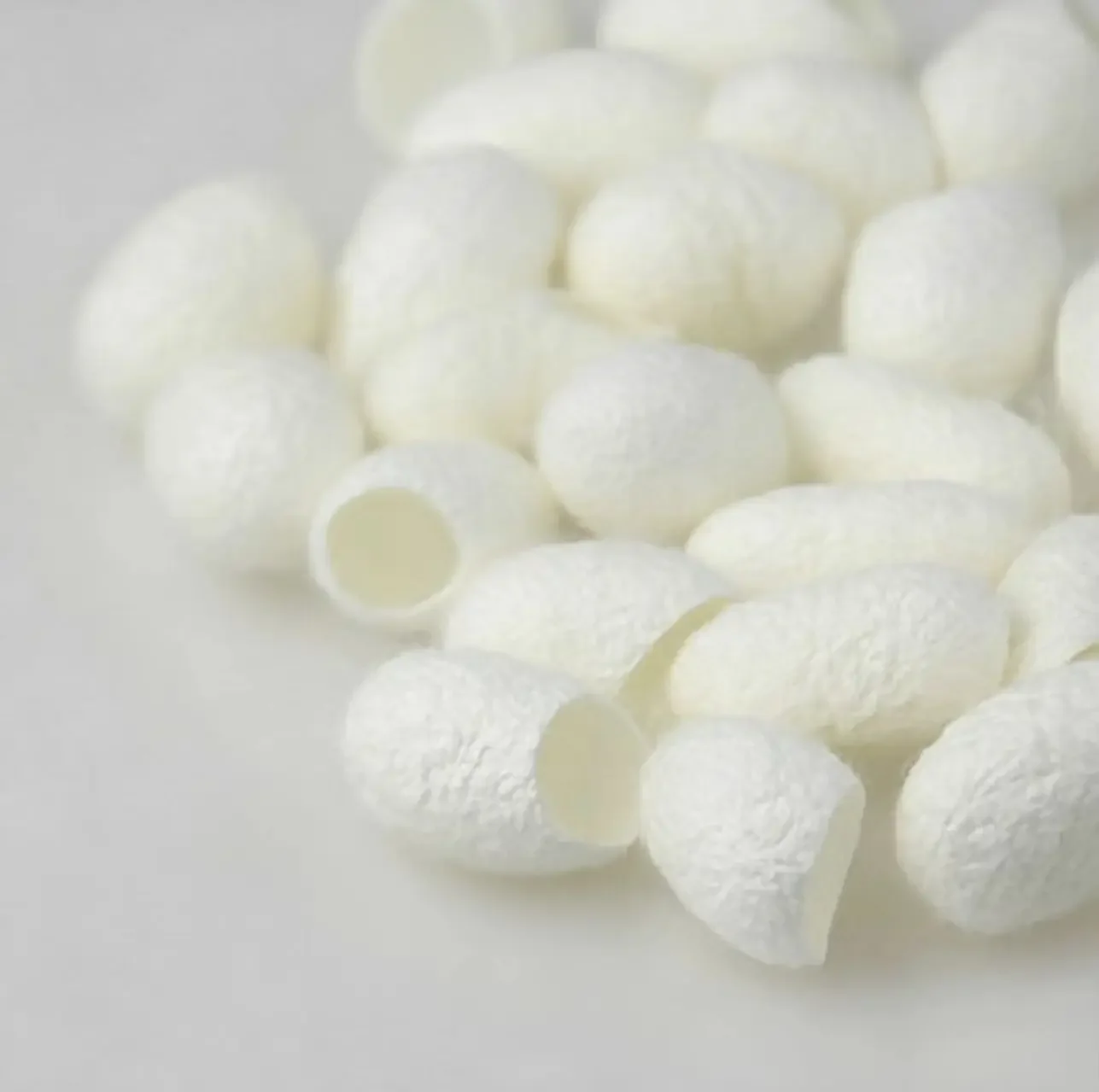 Natural Skin-Beautifying Mulberry Silk Cocoon Shell Care Balls Factory Direct Supply Cut-Opening Facial Cocoons for Beauty Care
Natural Skin-Beautifying Mulberry Silk Cocoon Shell Care Balls Factory Direct Supply Cut-Opening Facial Cocoons for Beauty Care