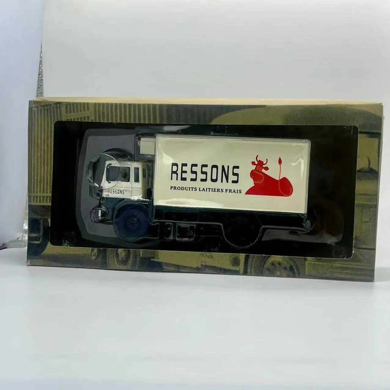 Литой под давлением масштаб 1/43, холодильный грузовик BERLIET 870, модель автомобиля из сплава, Коллекционная игрушка, подарок, сувенир, украшение для дисплея
Литой под давлением масштаб 1/43, холодильный грузовик BERLIET 870, модель автомобиля из сплава, Коллекционная игрушка, подарок, сувенир, украшение для дисплея