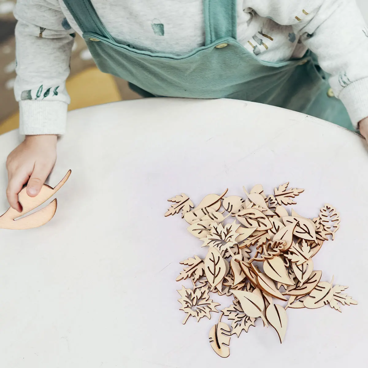 100Pcs Wooden Leaf Slices Natural Unfinished Wood Pieces for DIY Crafts Wedding Party Decoration Handmade Wood Chips
100Pcs Wooden Leaf Slices Natural Unfinished Wood Pieces for DIY Crafts Wedding Party Decoration Handmade Wood Chips