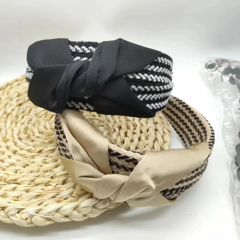 High Crown Headband Korean New Style Elegant High-end Hairband Wide Edge Hair Hoop Face Washing Headband Outdoor Hair Accessory
High Crown Headband Korean New Style Elegant High-end Hairband Wide Edge Hair Hoop Face Washing Headband Outdoor Hair Accessory