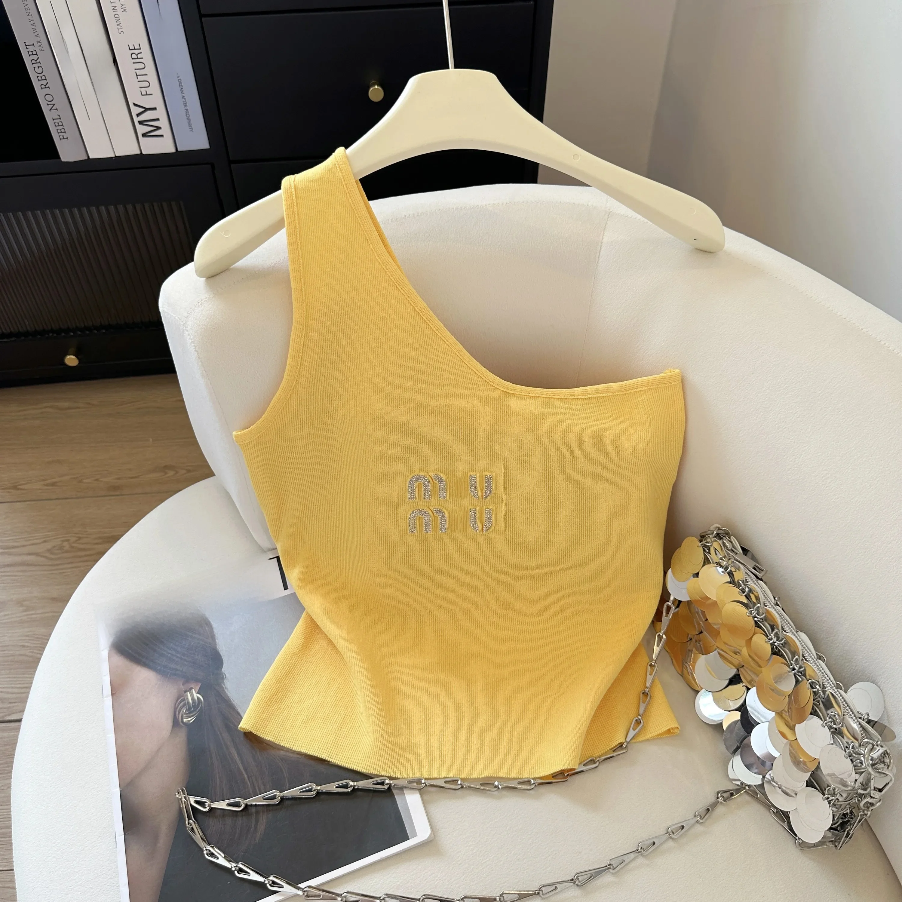 Dopamine Yellow Diamond Embellished Knitted Vest Women's Summer Slim Fit Top Self-Preserving Style Commute Korean Version
Dopamine Yellow Diamond Embellished Knitted Vest Women's Summer Slim Fit Top Self-Preserving Style Commute Korean Version