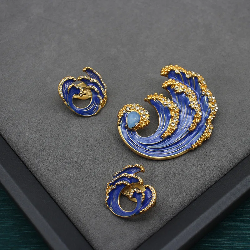 Vintage High-end Blue Classic Enamel Ear Cuff & Brooch Set
Vintage High-end Blue Classic Enamel Ear Cuff & Brooch Set