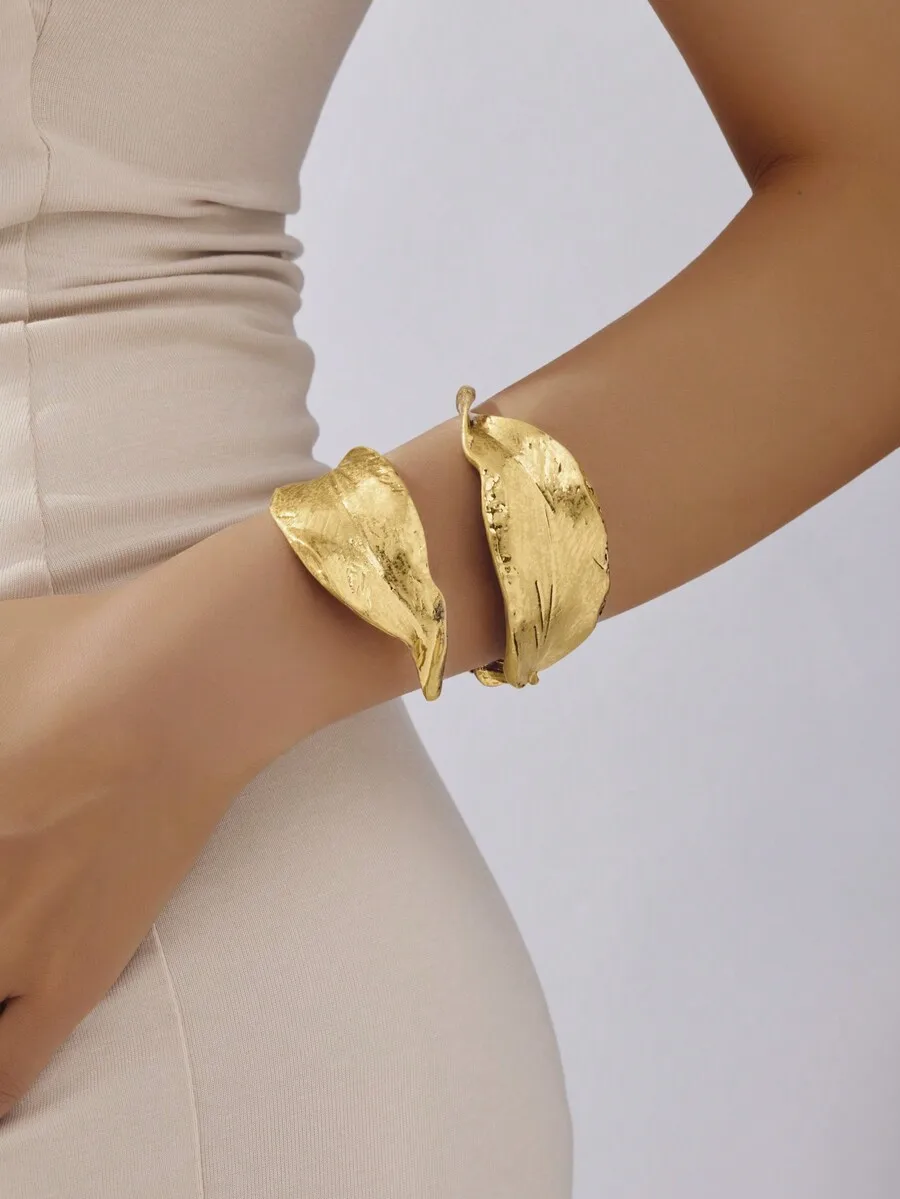 Exaggerated Leaf-Shaped Metal Cuff Bracelet In Antique Gold Finish For Women, Ideal For Formal And Casual Wear
Exaggerated Leaf-Shaped Metal Cuff Bracelet In Antique Gold Finish For Women, Ideal For Formal And Casual Wear