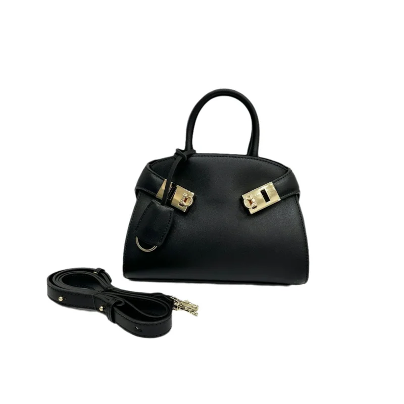 Black Leather Shell Tote Bag Niche Design Gold Lock Women's Commuter Handbag
Black Leather Shell Tote Bag Niche Design Gold Lock Women's Commuter Handbag