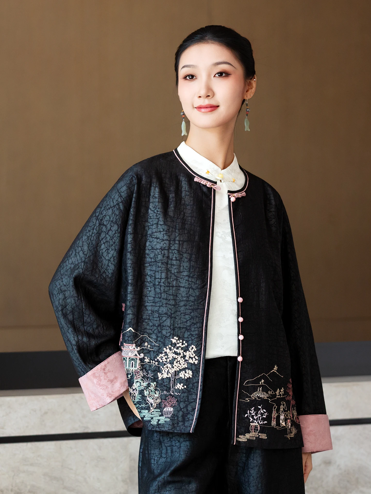 Loose round Ne Embroidered Silk Coat Women's Traditional Chinese Sle Tang Suit Outerwear Soft Comfortable Fabric
Loose round Ne Embroidered Silk Coat Women's Traditional Chinese Sle Tang Suit Outerwear Soft Comfortable Fabric