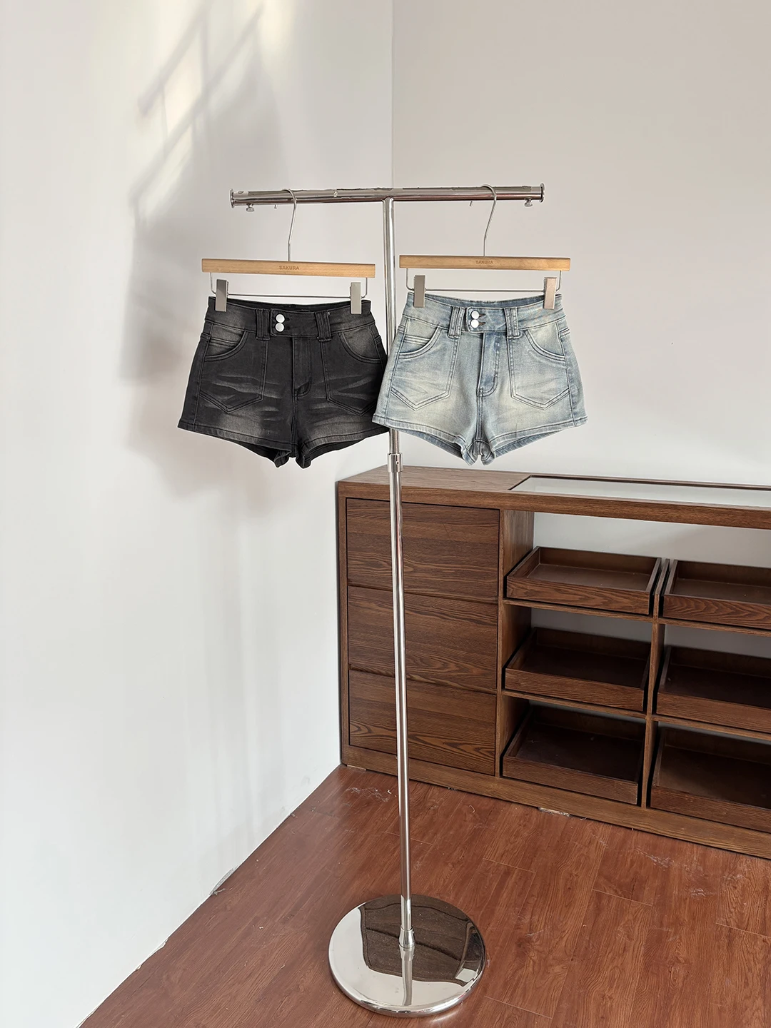 Summer 2026 High Waist Slim Fit Denim Shorts Women's Stylish Commute Hot Pants American Retro Spicy Girl Versatile Fashionable
Summer 2026 High Waist Slim Fit Denim Shorts Women's Stylish Commute Hot Pants American Retro Spicy Girl Versatile Fashionable