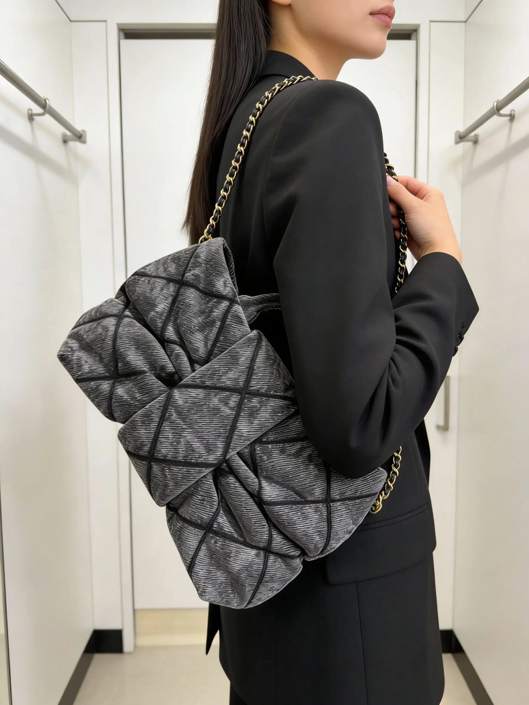 Stylish women's shoulder bag, high-end chain underarm bag, eye-catching design tote bag
Stylish women's shoulder bag, high-end chain underarm bag, eye-catching design tote bag