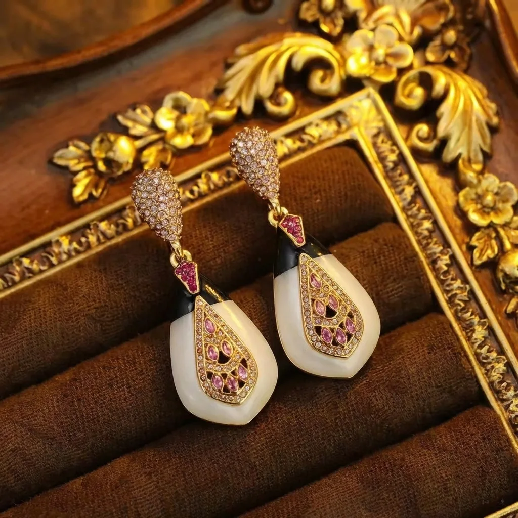 Vintage Royal Teardrop Earrings Mother of Pearl Pink Zircon Light Luxury Dangle for Women
Vintage Royal Teardrop Earrings Mother of Pearl Pink Zircon Light Luxury Dangle for Women