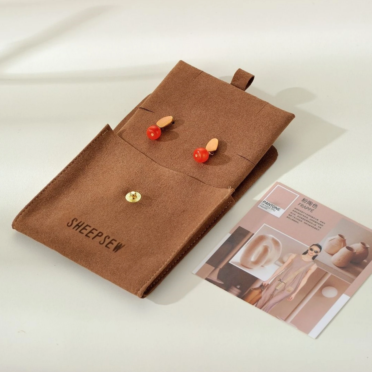 20 шт., коричневая квадратная упаковочная сумка для ювелирных изделий с принтом на заказ, замшевые сумки для ювелирных изделий из микрофибры с кнопкой с логотипом и вставкой
20 шт., коричневая квадратная упаковочная сумка для ювелирных изделий с принтом на заказ, замшевые сумки для ювелирных изделий из микрофибры с кнопкой с логотипом и вставкой