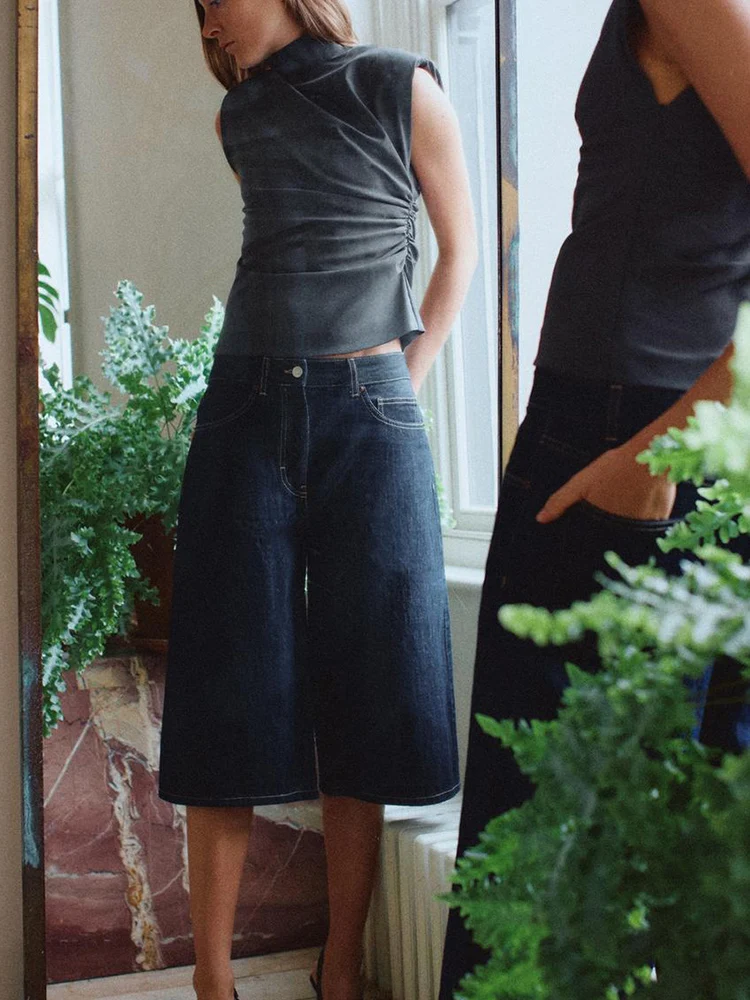 European and American style autumn new fashion trend women's clothing design sense sleeveless versatile with shoulder pad top
European and American style autumn new fashion trend women's clothing design sense sleeveless versatile with shoulder pad top