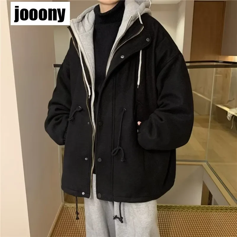 Мужское пальто с капюшоном средней длины, модный комплект из двух частей с капюшоном, утепленная зимняя теплая куртка, универсальная модель в гонконгском стиле
Мужское пальто с капюшоном средней длины, модный комплект из двух частей с капюшоном, утепленная зимняя теплая куртка, универсальная модель в гонконгском стиле